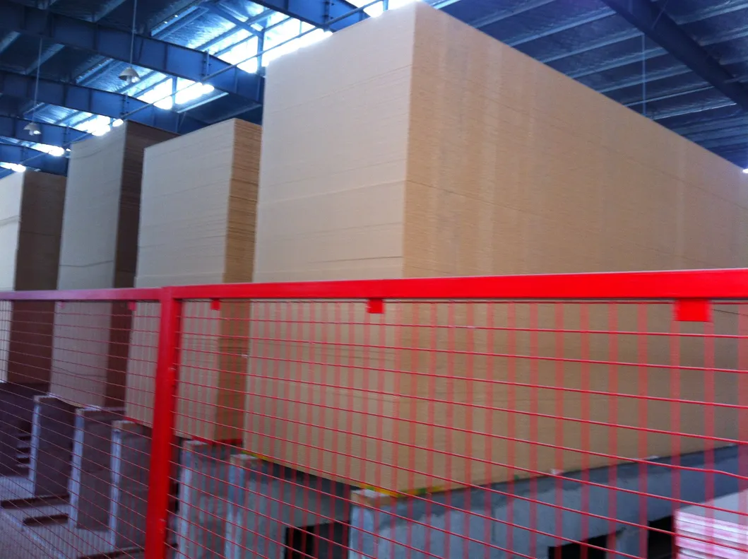 1220*2440*15mm Fresh Poplar Core Black Film Faced Plywood for Construction Mr Glue